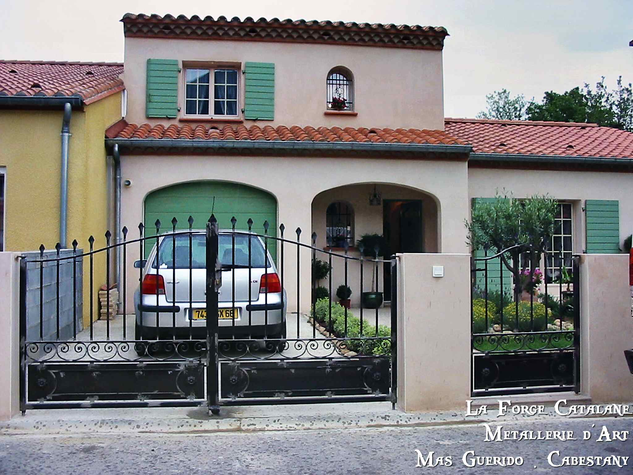 portail soubassement tole pointes forgees barreaudage droit forge catalane.jpg